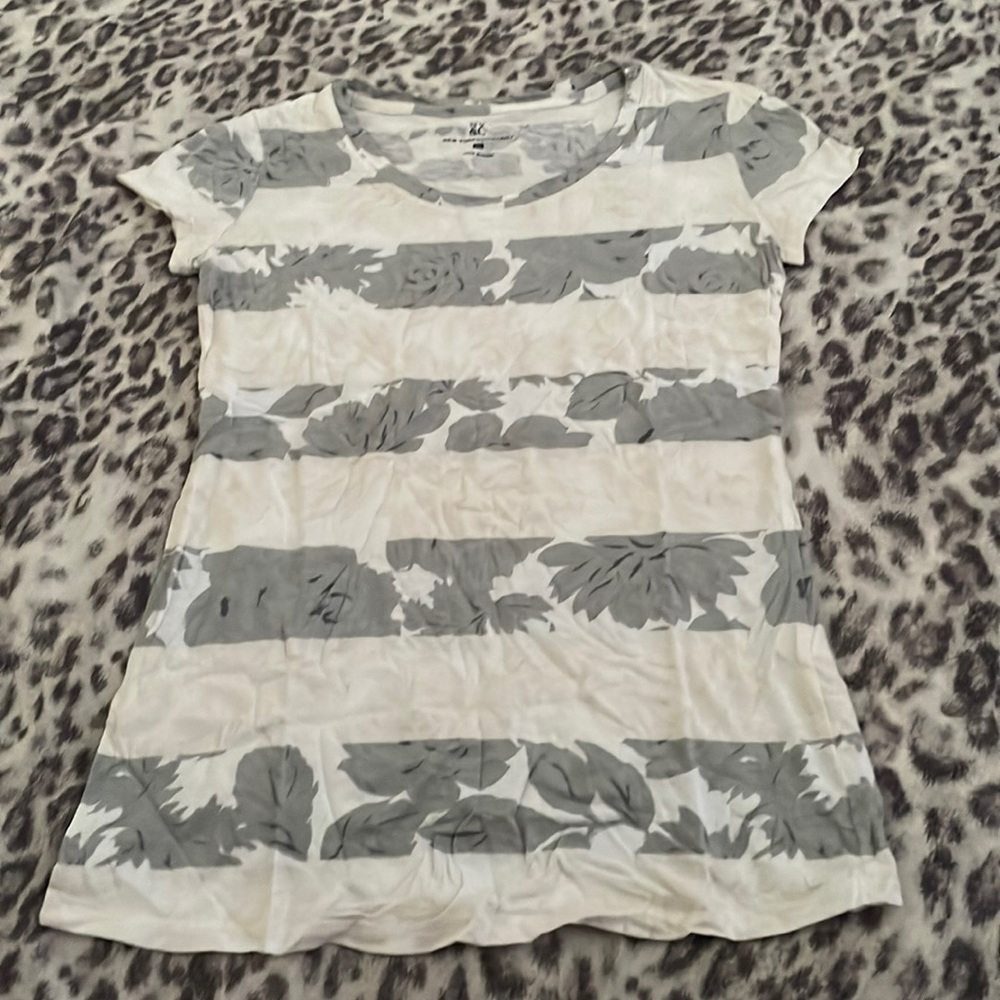 New York and Company T shirt